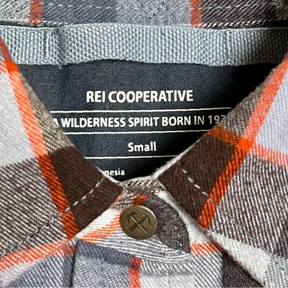 REⵊ Cᴏ-ᴏᴘ Wᴏᴍᴇɴ's Wᴀʟʟᴀᴄᴇ Lᴀᴋᴇ Fʟᴀɴɴᴇʟ Sʜɪʀᴛ - Picture 4 of 9